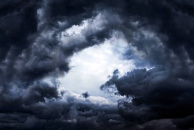 Fırtına ve Yağmurdan Önce Dramatik Kara Bulutlar