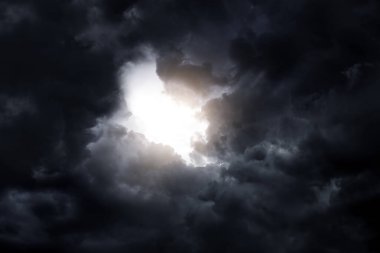 Karanlık ve Dramatik Fırtına Bulutlarında Işık