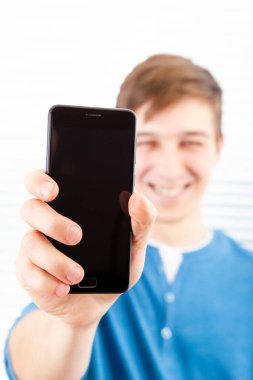 Mutlu Genç Adam Cep Telefonunun Ekranını Göster