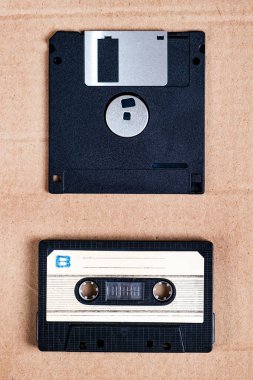 Disket Sürücüsü ve Karton Arkaplanda Eski Ses Kaseti