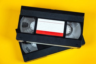 Sarı Kağıt Arkaplanda İki Retro Video Kaset
