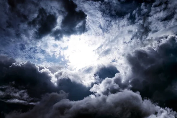 Φως Στα Σκοτεινά Και Δραματικά Σύννεφα Καταιγίδα — Φωτογραφία Αρχείου