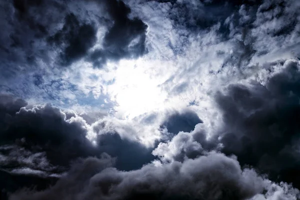 Lumière Dans Obscurité Les Nuages Tempête Dramatiques — Photo