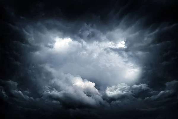 Драматические Темные Облака Перед Грозой Дождём — стоковое фото