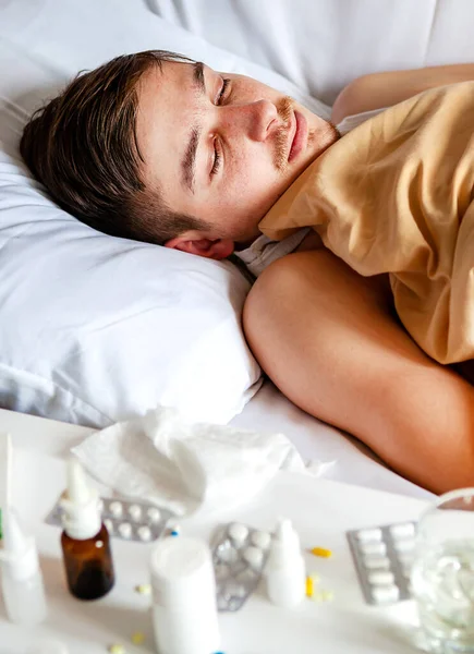 Zieke Jongeman Slapen Het Bed Het Huis — Stockfoto