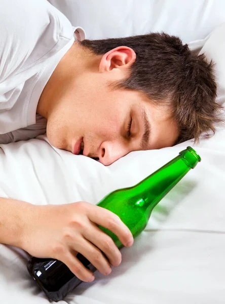 Uomo Dormire Con Una Birra Nel Letto Casa — Foto Stock