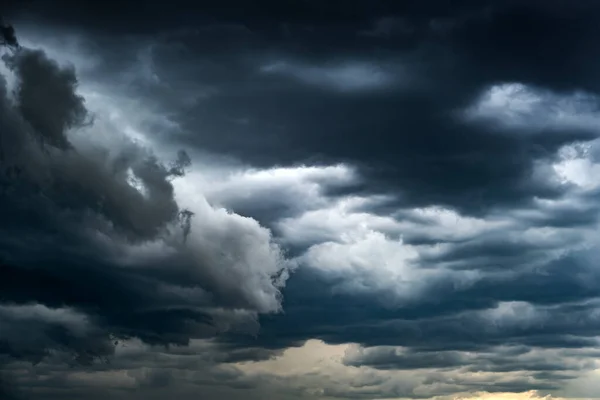 Dramáticas Nubes Oscuras Ante Tormenta Truenos Lluvia — Foto de Stock