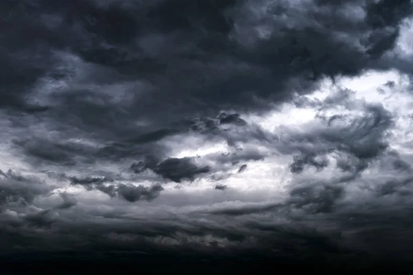 雷雨と雨の前に劇的な暗い雲 — ストック写真