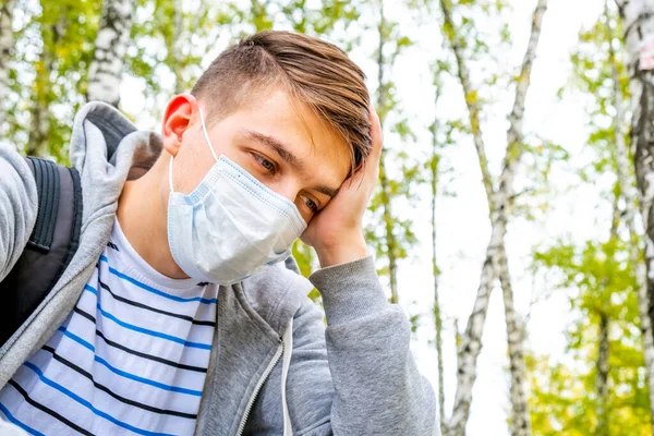 Triste Jeune Homme Masque Contre Grippe Dans Parc Automne — Photo