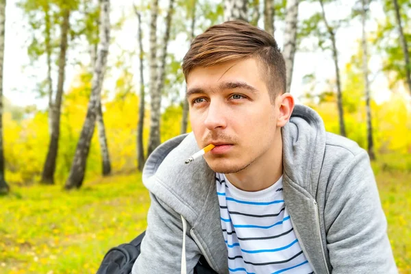 Hombre Joven Fuma Cigarrillo Parque Otoño —  Fotos de Stock