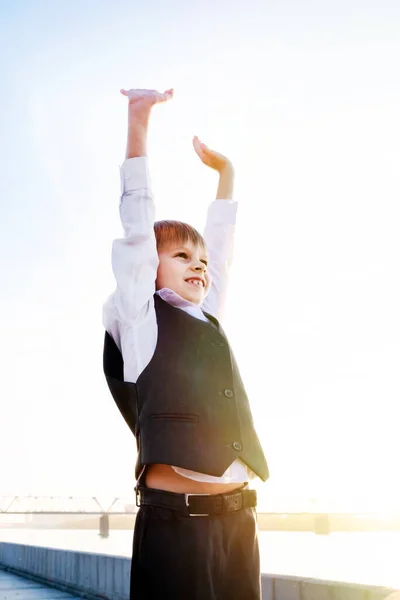 Happy Kid Breitete Seine Hände Auf Dem Himmelshintergrund Aus — Stockfoto