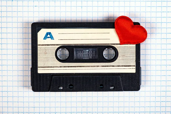 Cassete Áudio Antigo Com Coração Vermelho Papel Quadrado Background Close — Fotografia de Stock