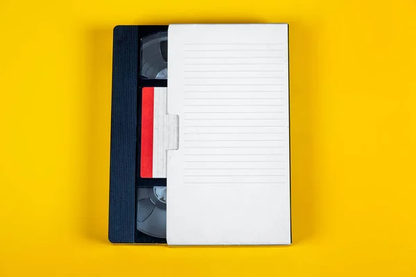 Casete Cinta Vídeo Retro Con Una Caja Sobre Fondo Papel — Foto de Stock