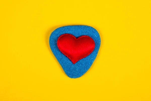Červené Srdce Oblázku Žlutém Pozadí — Stock fotografie