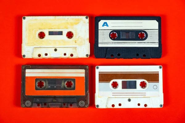 Quattro Vecchie Cassette Audio Sullo Sfondo Della Carta Rossa Primo — Foto Stock