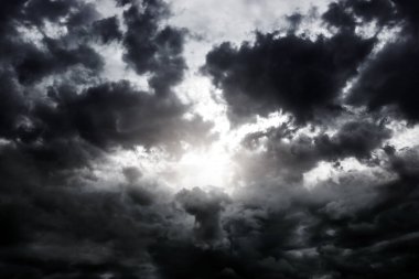 Karanlık ve Dramatik Fırtına Bulutlarında Işık