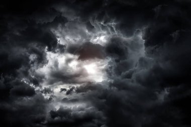 Fırtına ve Yağmurdan Önce Dramatik Kara Bulutlar