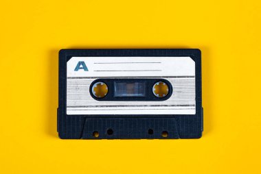 Sarı Kağıt Arkaplanındaki Eski Ses Kasetleri