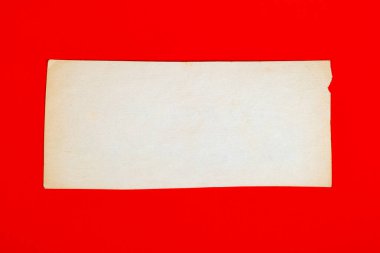 Kırmızı Arkaplanda Eski Boş Kağıt