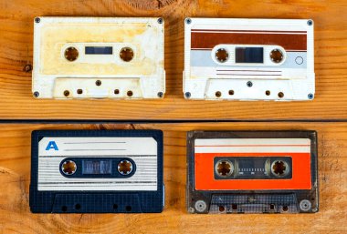 Tahta Plank Arkaplanındaki Dört Eski Ses Kaseti