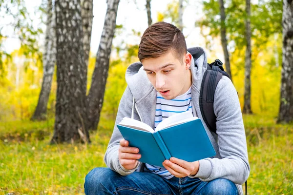 Genç Adam Ormanda Kitap Okumasına Şaşırdım — Stok fotoğraf