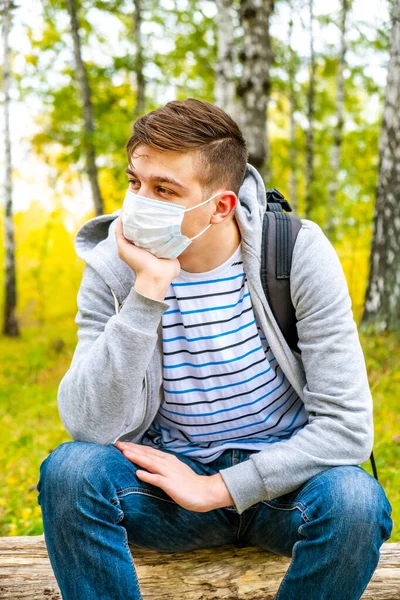 Sorglig Ung Man Influensa Masken Höstparken — Stockfoto