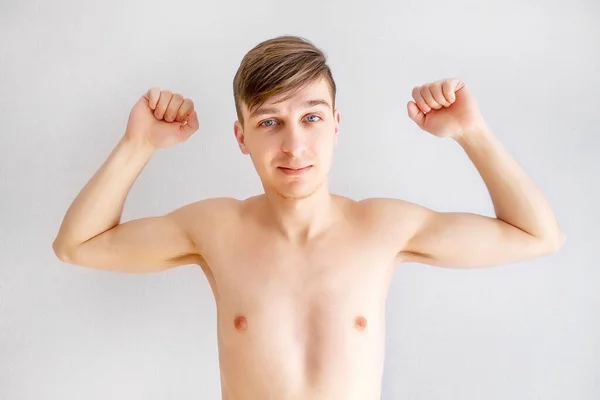 Stilig Ung Man Muscle Flexing Vid Väggen Rummet — Stockfoto