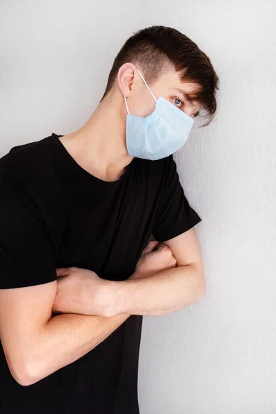 Droevige Jongeman Een Griepmasker Bij Muur Kamer — Stockfoto