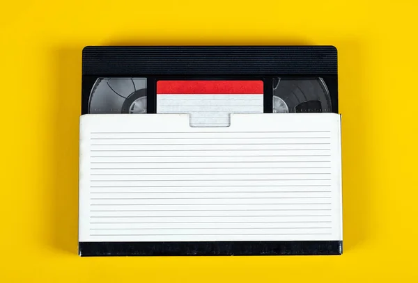 Retro Videokassette Mit Einer Schachtel Auf Gelbem Papierhintergrund — Stockfoto