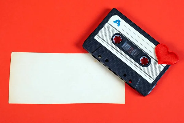 Casete Audio Antiguo Con Forma Corazón Papel Blanco Fondo Rojo —  Fotos de Stock