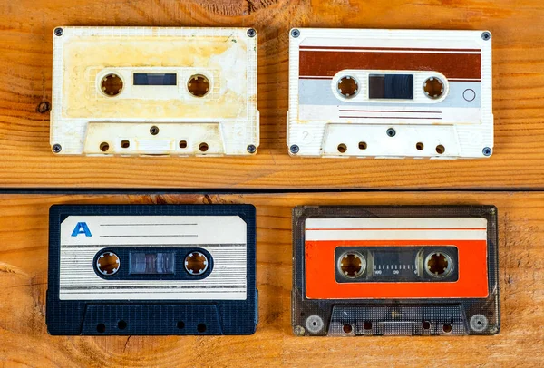 Quatro Cassetes Áudio Antigas Pano Fundo Tábuas Madeira — Fotografia de Stock