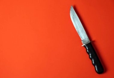 Kırmızı Kağıt Arkaplanda Bıçak Yakın plan