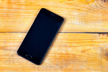 Ahşap Plank Arkaplanında Boş Ekranlı Cep Telefonu