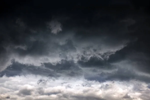 Fırtına Yağmurdan Önce Dramatik Kara Bulutlar — Stok fotoğraf