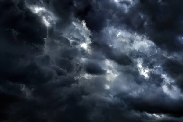 雷雨と雨の前に劇的な暗い雲 — ストック写真