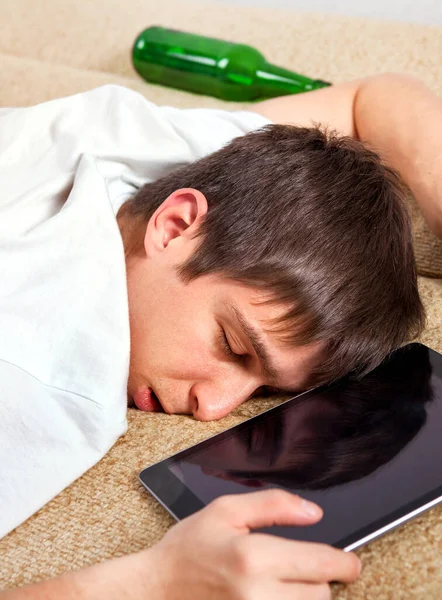 年轻人睡在家里的沙发上 带着平板电脑 — 图库照片
