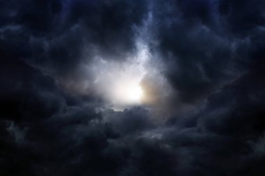 Karanlık ve Dramatik Fırtına Bulutlarında Işık