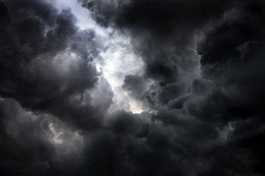 Fırtına ve Yağmurdan Önce Dramatik Kara Bulutlar