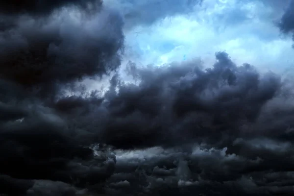 雷雨前的戏剧性乌云 — 图库照片