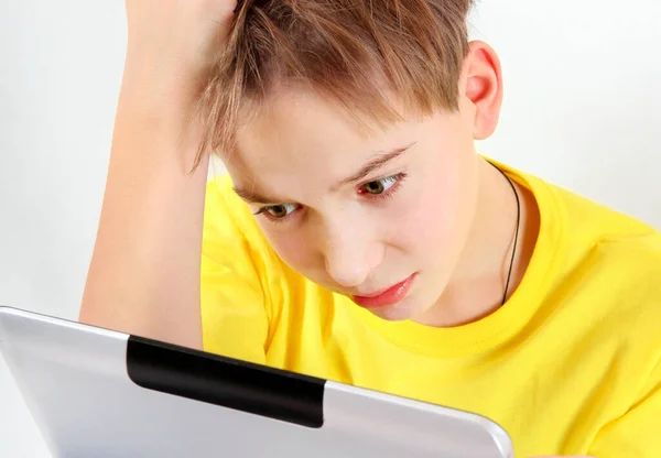 Ragazzo Triste Con Computer Tablet Sullo Sfondo Bianco Primo Piano — Foto Stock