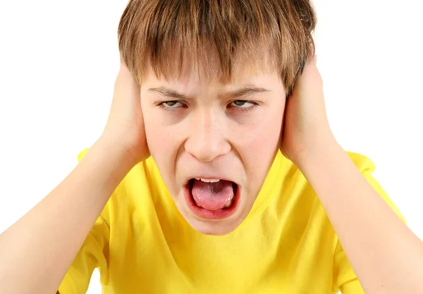 Rozzlobený Teenager Zavřít Uši Křičí Bílém Pozadí Detailní Záběr — Stock fotografie