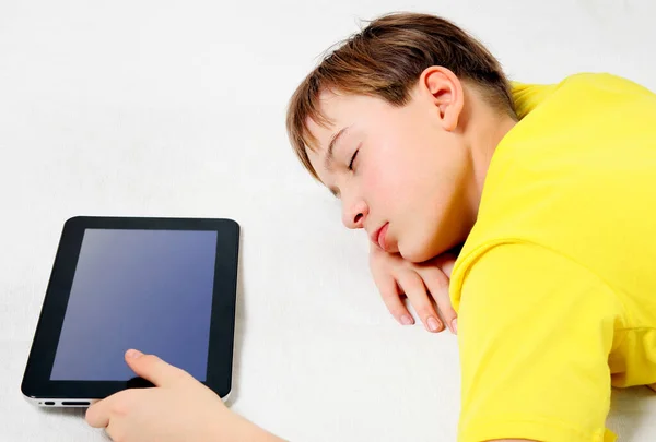 Müder Junge Schläft Mit Tablet Computer Bett — Stockfoto