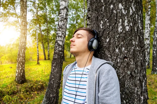 Unge Man Hörlurar Lyssnar Musiken Skogen — Stockfoto