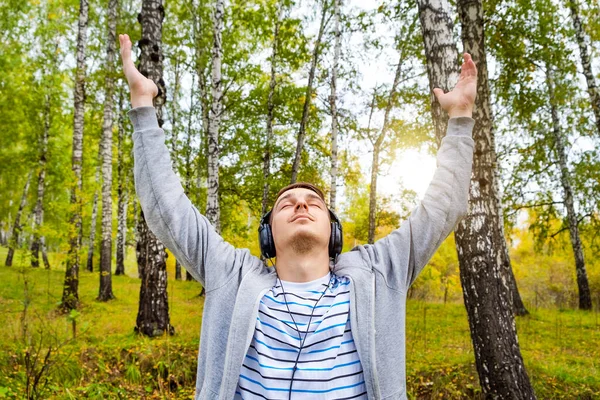 Junger Mann Mit Kopfhörern Und Hände Hoch Zum Hintergrund Der — Stockfoto