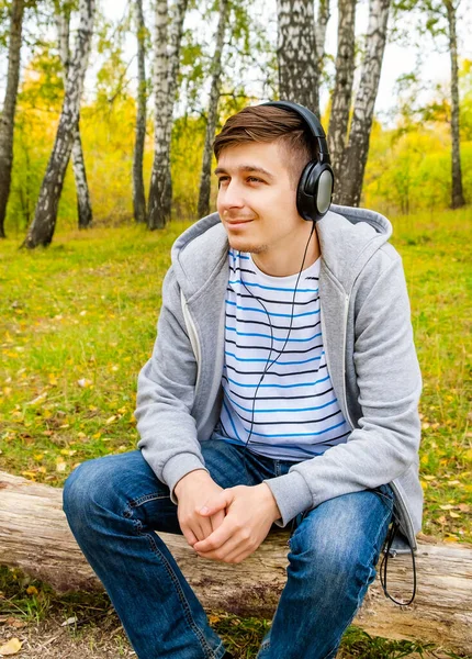 Happy Young Man Headphones Ακούστε Μουσική Στο Δάσος — Φωτογραφία Αρχείου