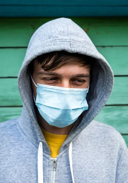 Sad Young Man Flu Mask Old Wall Bakgrund Utomhus — Stockfoto