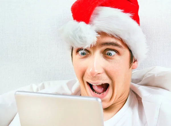 Verrast Man Santa Hoed Met Een Tablet Computer Portret Closeup — Stockfoto