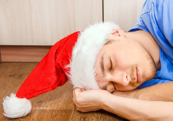 Joven Cansado Santa Sombrero Durmiendo Suelo —  Fotos de Stock