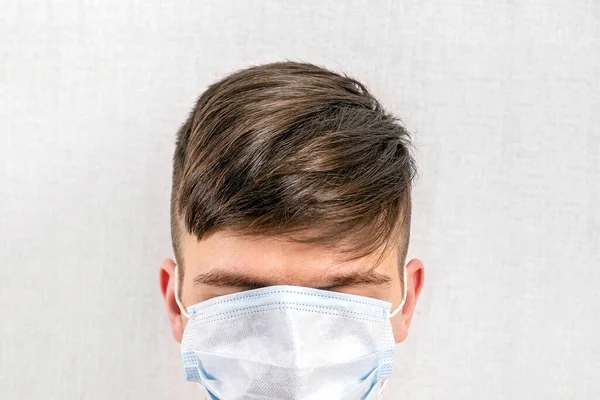 Ung Man Med Influensmask Ett Ansikte Den Vita Närbild — Stockfoto