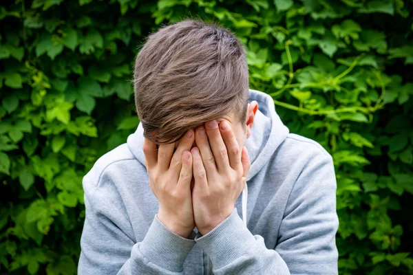 Triste Adolescente Está Chorando Fundo Folhas Verdes Livre — Fotografia de Stock